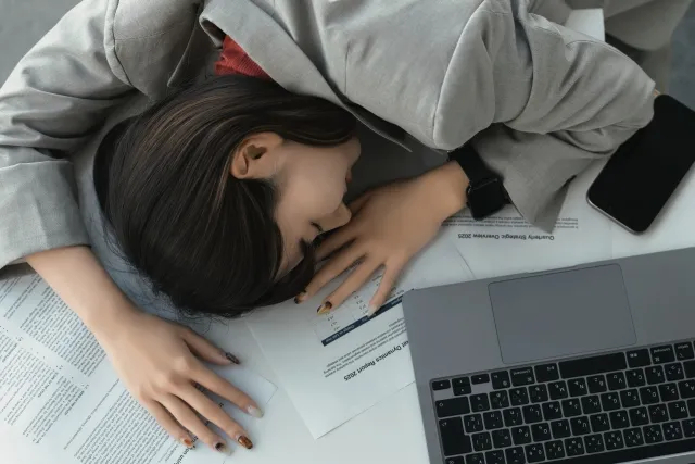 仕事で疲れた女性